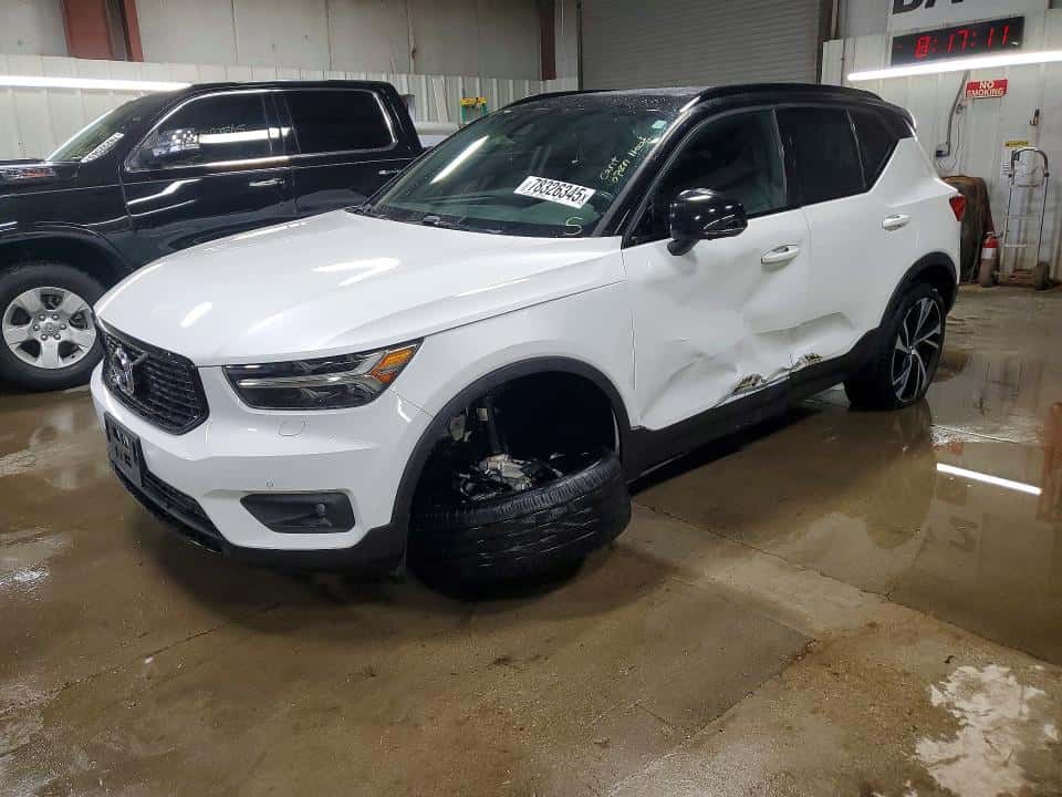 2021 VOLVO XC40