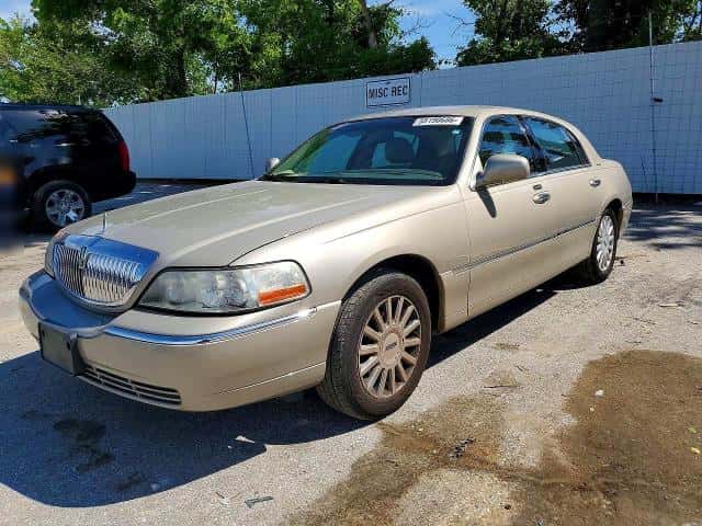 2005 LINCOLN TOWN CAR
