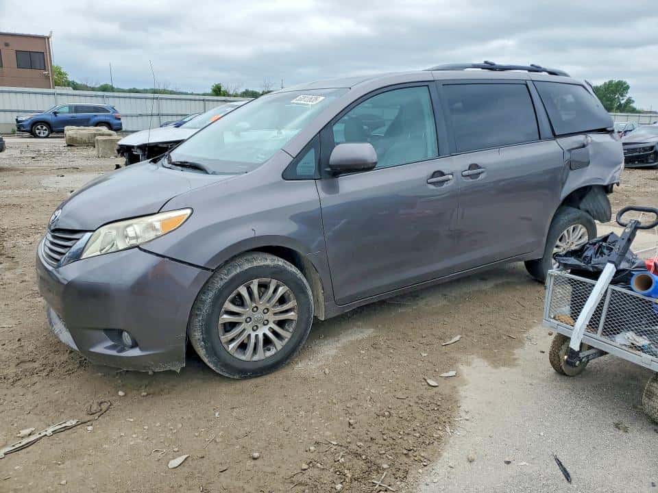 2011 TOYOTA SIENNA