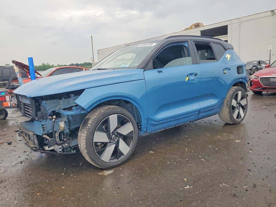2024 VOLVO XC40