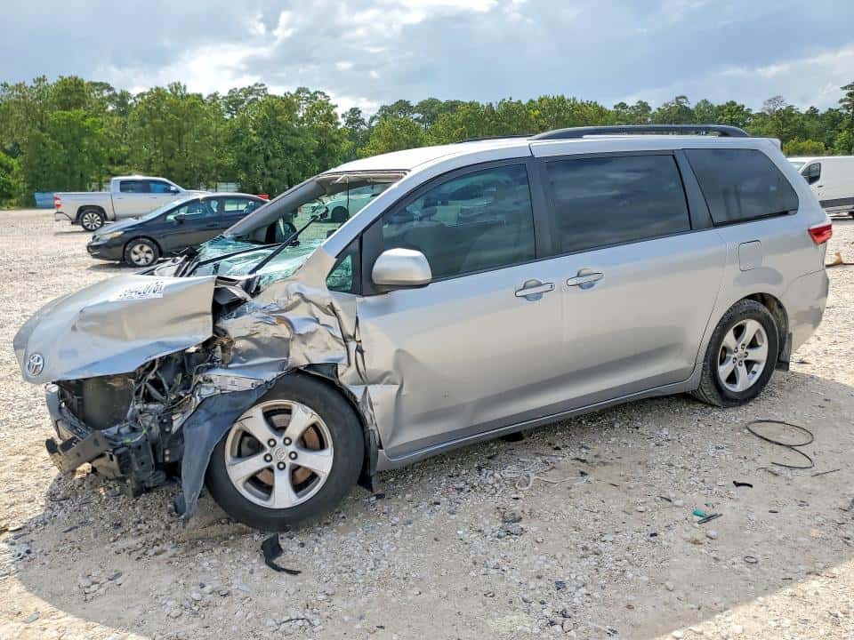 2017 TOYOTA SIENNA