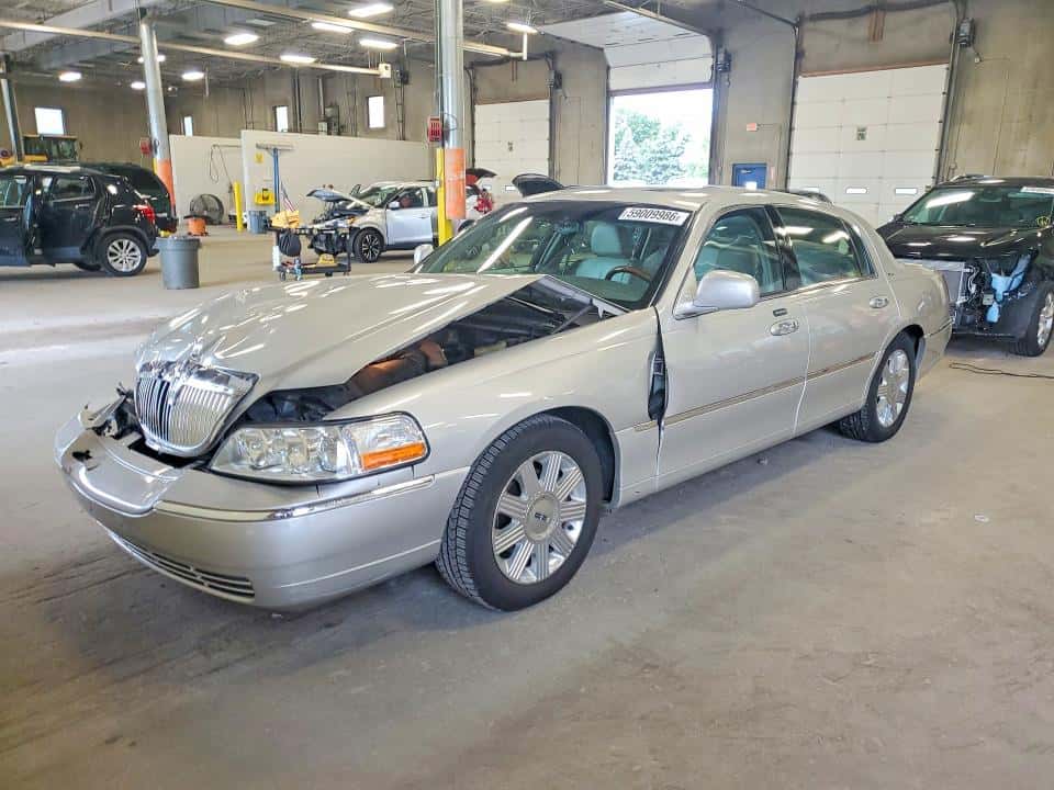 2004 LINCOLN TOWN CAR