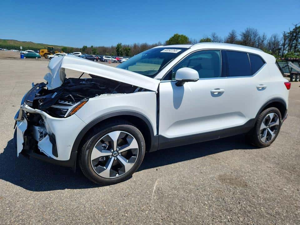 2025 VOLVO XC40