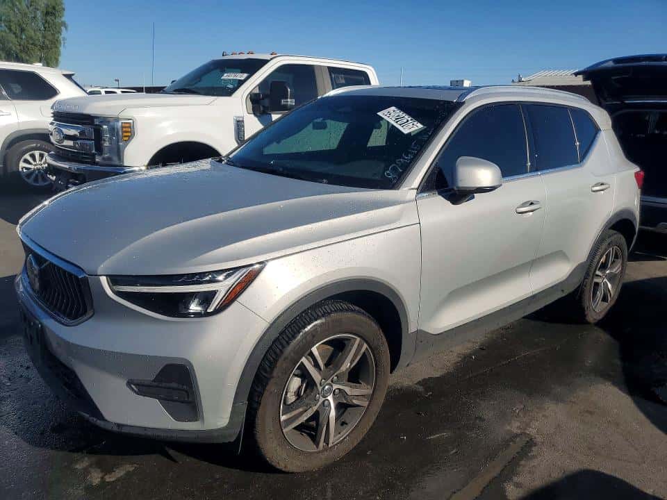 2024 VOLVO XC40